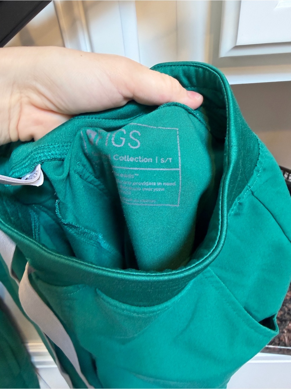 FIGS Women's Hunter Green Scrub Top & Jogger Pants Set - Picture 3 of 3